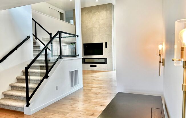 6 BR / 4 BA – 4,100 SQ FT with Patio, Full Outdoor Grill, and Hot Tub