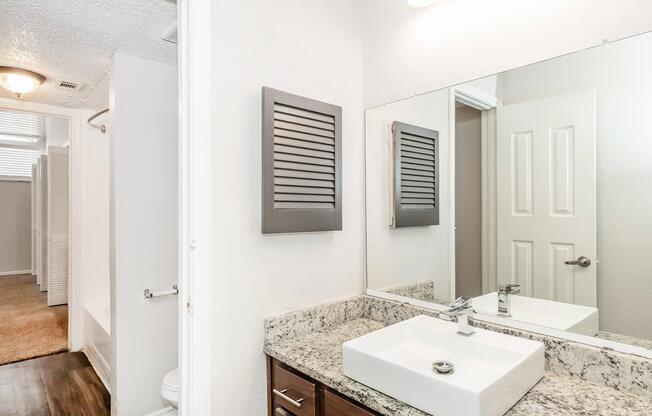 2 beds, 1 bath, 940 sqft, $1,665