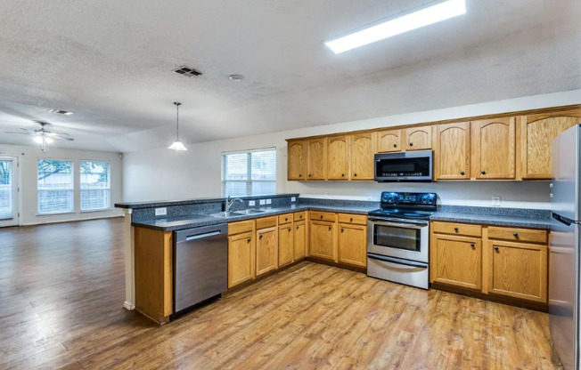 1611 VENUS DR E