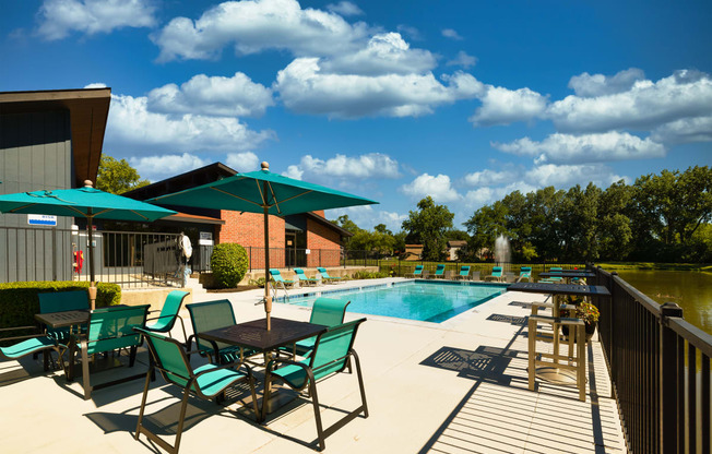 outdoor dining tables next to The Bennington's swimming pool