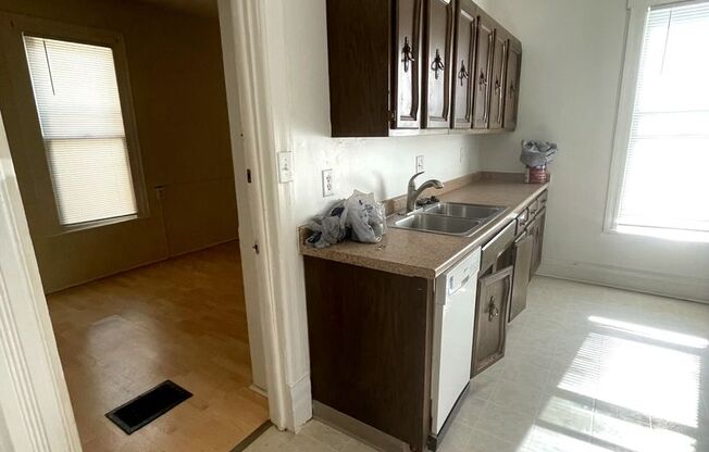 3 beds, 2 baths, $1,725, Unit 516 N. Adams St #1