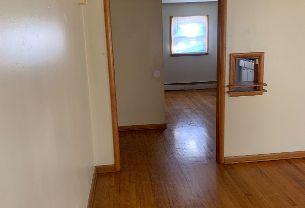 1 bed, 1 bath, $550, Unit 3