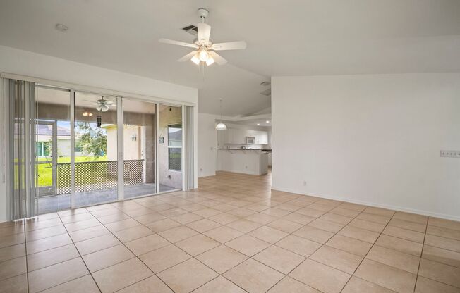 Beautiful three bedrooms and two full bathrooms home in Cape coral