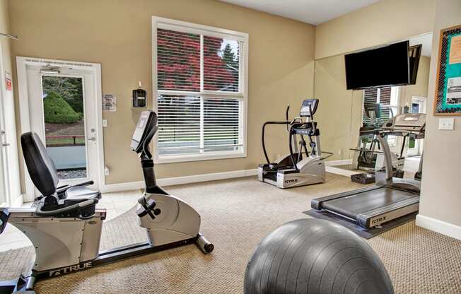 Colonial Square Gym Apartments in Bellevue, WA