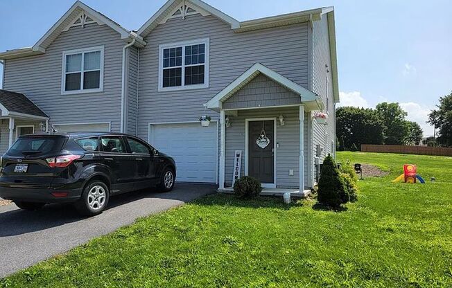 Beautiful 3 bedroom 2.5 bath end unit townhouse