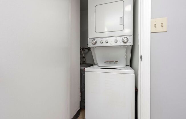 2 beds, 2 baths, $995, Unit 6