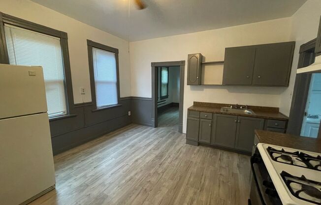 2 beds, 1 bath, 2 sqft, $795