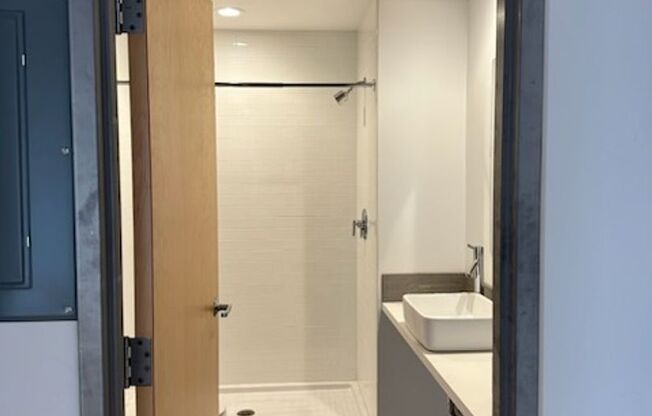 1 bed, 1 bath, 650 sqft, $1,900, Unit 409