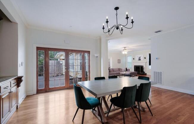 440 W. Mistletoe Ave