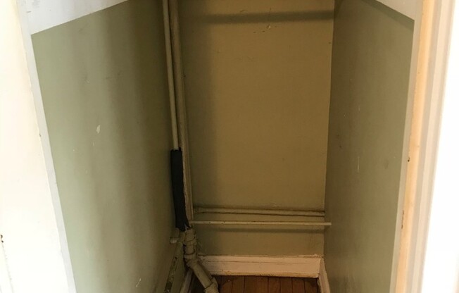 Studio, 1 bath, $725, Unit 15