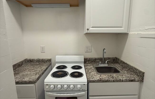 Studio, 1 bath, 295 sqft, $1,275, Unit Old King Edward 371