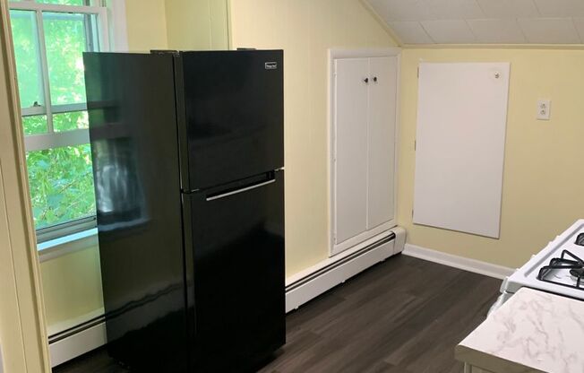 2 beds, 1 bath, $1,150, Unit Apt 3