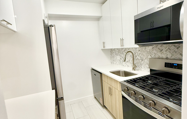 1 bed, 1.5 baths, $6,000, Unit 8A