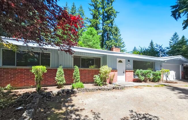 New Kitchen!! Beautiful family home w/extra room/close MS,Trader Joe's, and highway