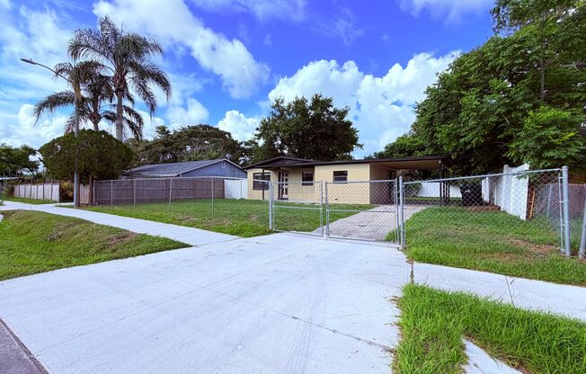 STUNNING 3 Bedroom, 1 Bathroom Home in Orlando!! Only minutes from UCF!!