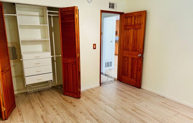 2/1 Townhome with 2 car attached garage & AC for Rent in La Palma!