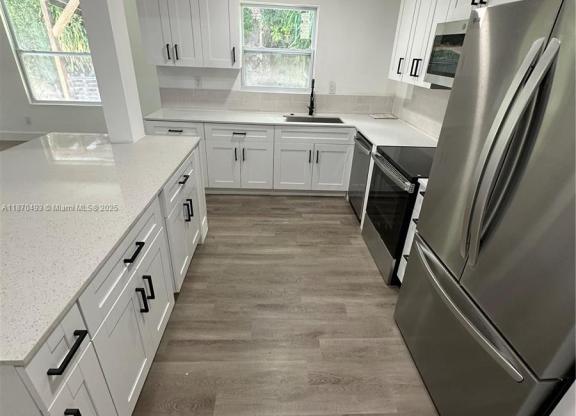 302 SW 15 ST