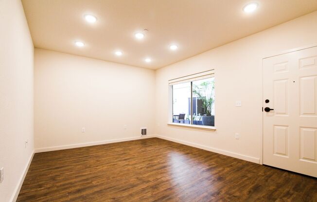 2 beds, 1 bath, $3,295, Unit Stranda Apartments - 2Bedroom 2027 - 2028