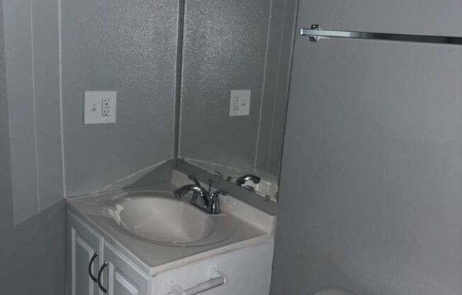 1 bed, 1 bath, 460 sqft, $985, Unit 505 R3