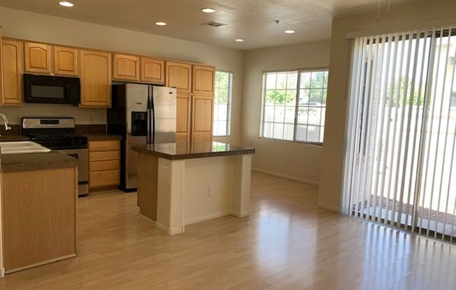 Spacious 3 bed, 2.5 bath, in a gated community!!