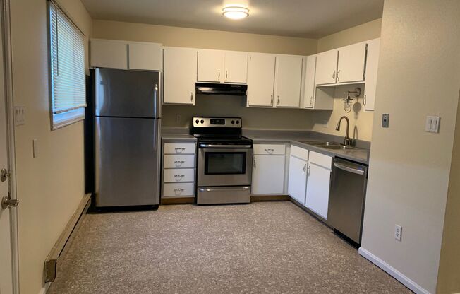 Beautiful 2 Bedroom 1 Bath Apartment Close to Central High School