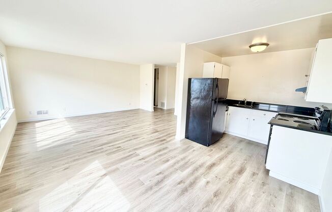123 (470 Warren)