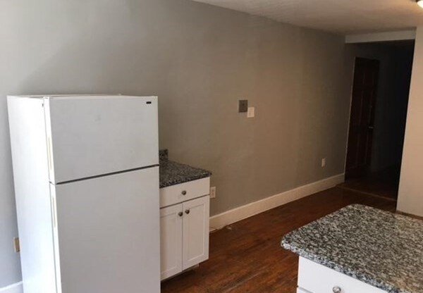 1 bed, 1 bath, 700 sqft, $2,275, Unit B