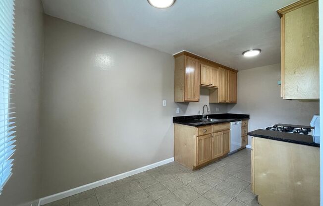 1 bed, 1 bath, $1,700, Unit T14