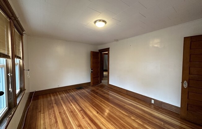 3 beds, 1 bath, $2,500, Unit 128