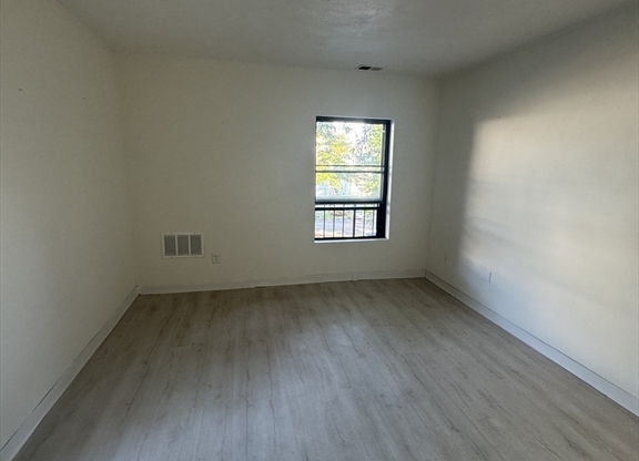 2 beds, 1 bath, 842 sqft, $2,400, Unit B11