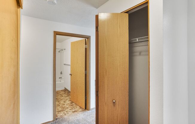 2 beds, 1 bath, 850 sqft, $1,350, Unit 1565-103