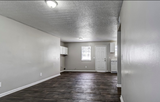 3 beds, 1 bath, $1,200, Unit 10A