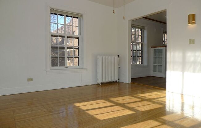 2 beds, 1 bath, 860 sqft, $1,305, Unit 24 - 212