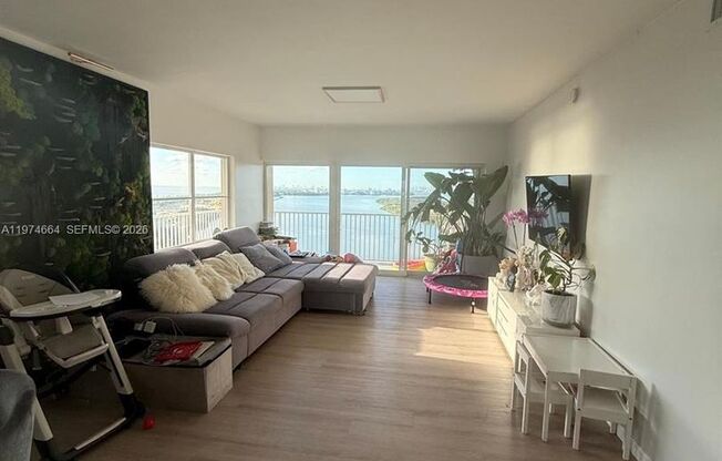 3 beds, 2.5 baths, $4,800, Unit APARTMENT 2106