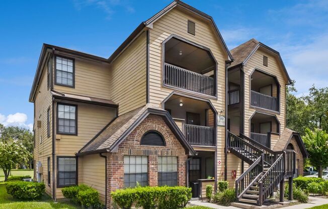 1/1 Condo in Gated Lakefront Community of Altamonte Springs!