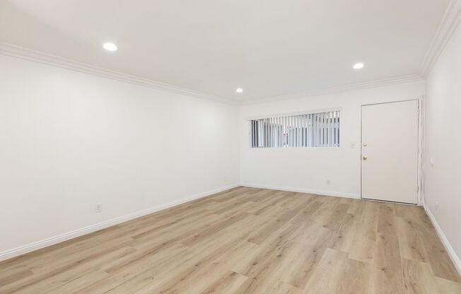 Gorgeous Newly Renovated in Valley Village! Pool! Pet Friendly! Parking!