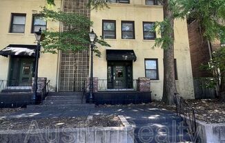 322 N NEWSTEAD AVE
