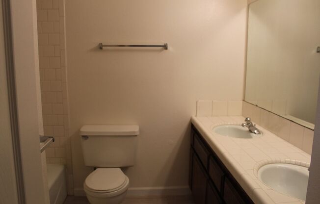 2 beds, 1 bath, $1,450, Unit B