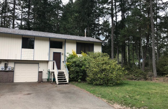 3 bedroom 1.75 bath duplex on the Silverdale/Bremerton boarder.