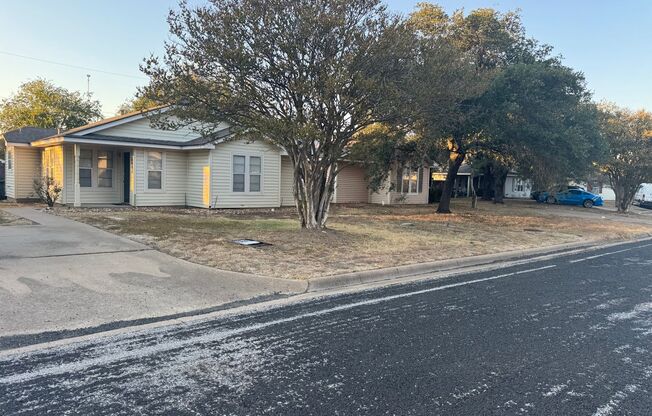 DECEMBER MOVE IN!  Cute 3 Bedroom 1.5 Bathroom Home on Cul-de-sac in Bryan