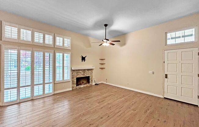 Charming 2BD/2BA Townhouse in Clairemont Mesa with W/D, A/C, & Swimming Pool!