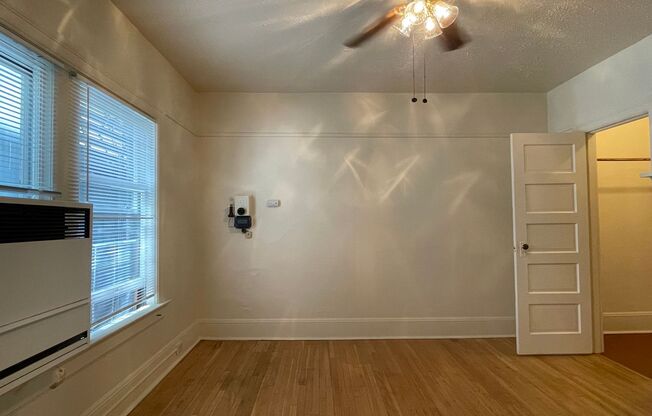 Studio, 1 bath, 350 sqft, $995, Unit 403