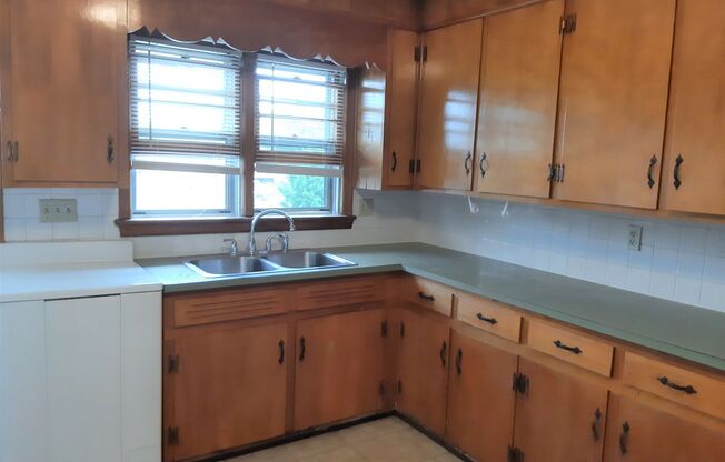 2 beds, 1 bath, 903 sqft, $1,250, Unit B-4