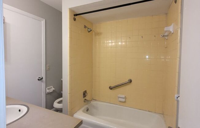 2 beds, 1 bath, $950, Unit Unit B