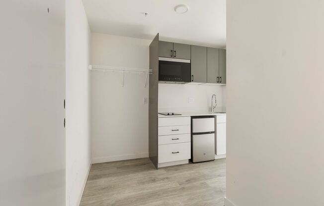Studio, 1 bath, 301 sqft, $1,182, Unit B07