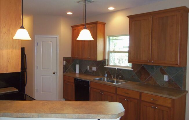 Quiet hill country living by lake