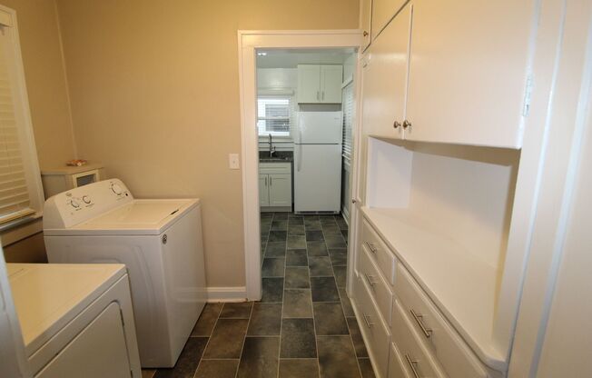 2 beds, 1 bath, $1,350, Unit 4007 BELL STREET