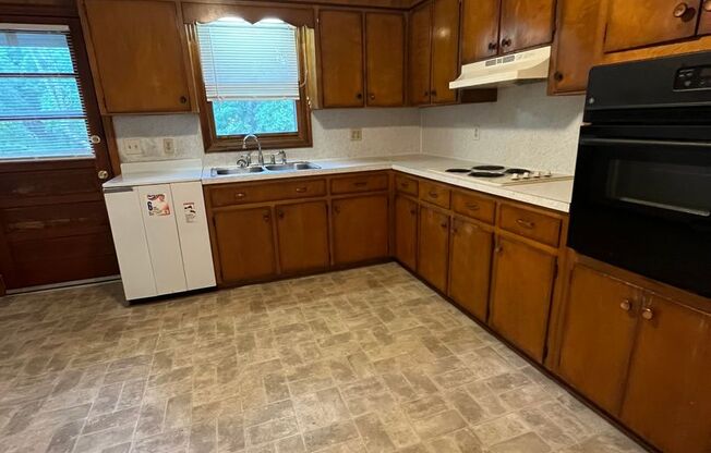 2 beds, 1 bath, 903 sqft, $1,090, Unit O-2