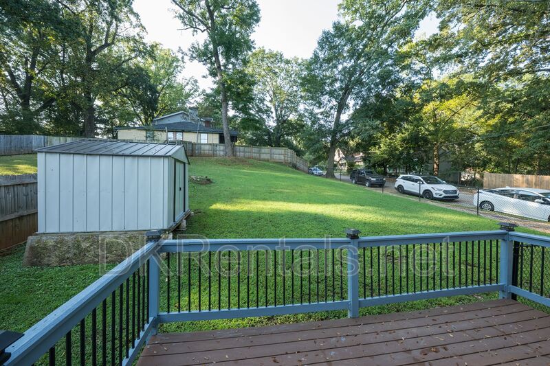 1331 MEMORIAL DR SE