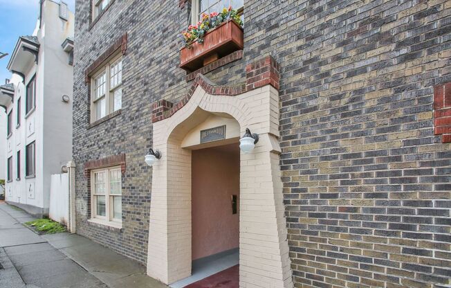 Studio, 1 bath, 270 sqft, $1,095, Unit 111